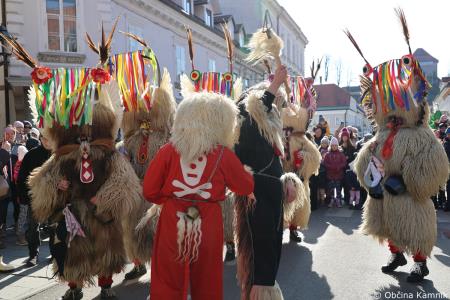 Kamnik so obiskali koranti iz Zamušanov pri Ptuju in v mestno jedro privabili nepregledno množico, željno ogleda tradicionalne pustne šege (23)